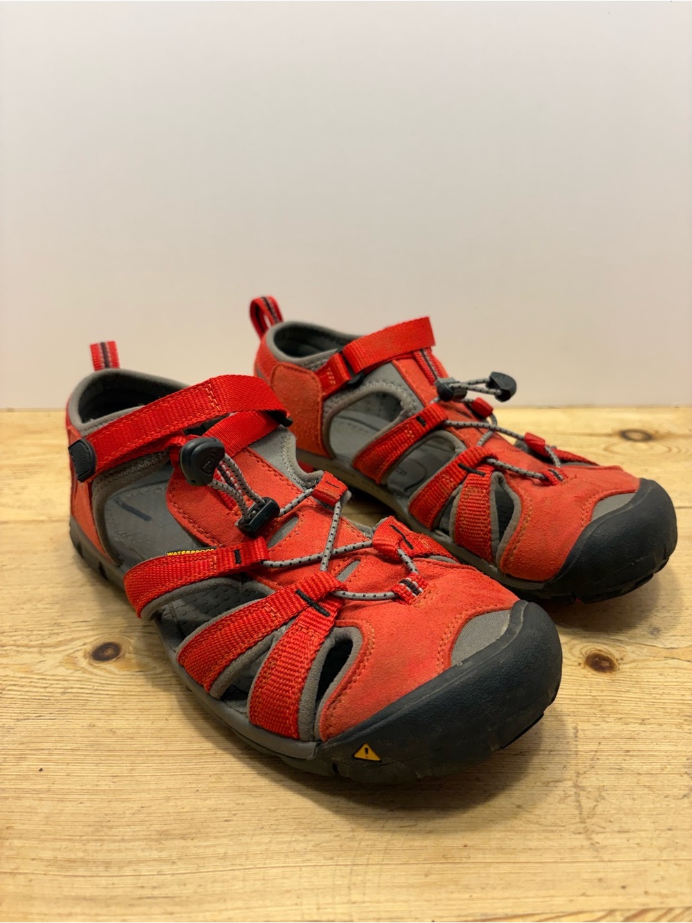 KEEN || Big Kid Sz 6 Seacamp CNX Closed-Toe Sandals Waterproof Sandals